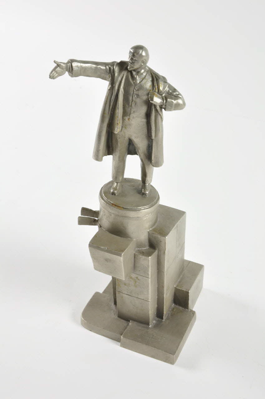 Mourzina statuette Lénine harangant la foule sur un piedestal par Mourzina (1980) URSS (ex) 1980 2006.36.4 Photo Mucem