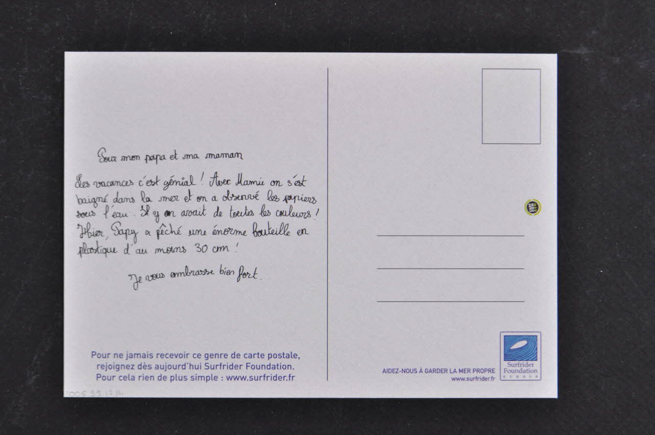 carte postale publicitaire Aidez-nous à garder la mer propre, Support de communication de la Surfrider Foundation Europe 2006.55.17.14 Photo Mucem