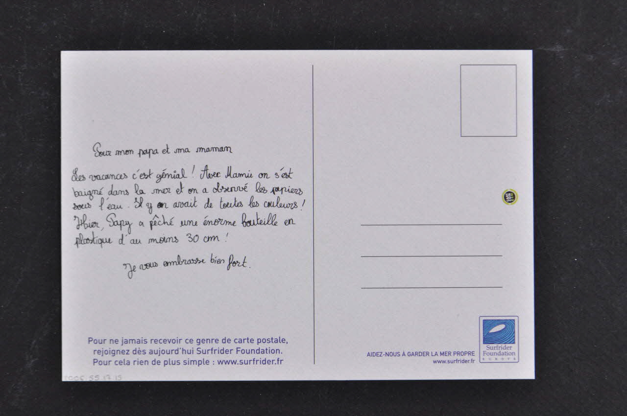 carte postale publicitaire Aidez-nous à garder la mer propre, Support de communication de la Surfrider Foundation Europe 2006.55.17.15 Photo Mucem