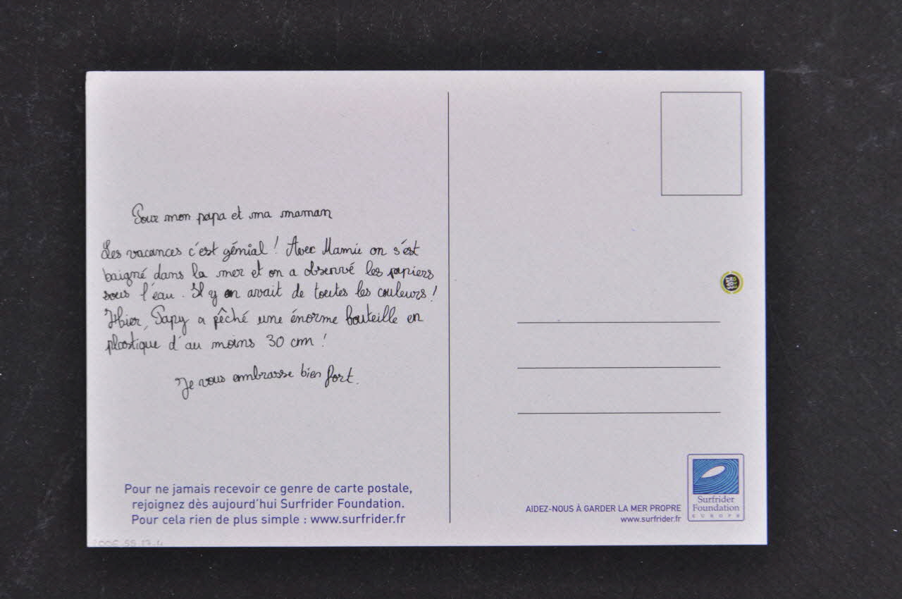 carte postale publicitaire Aidez-nous à garder la mer propre, Support de communication de la Surfrider Foundation Europe 2006.55.17.4 Photo Mucem