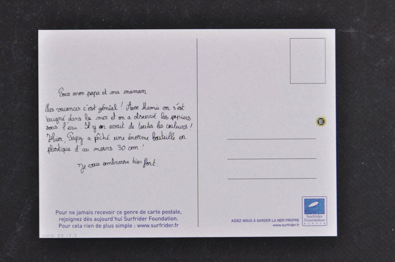 carte postale publicitaire Aidez-nous à garder la mer propre, Support de communication de la Surfrider Foundation Europe 2006.55.17.5 Photo Mucem