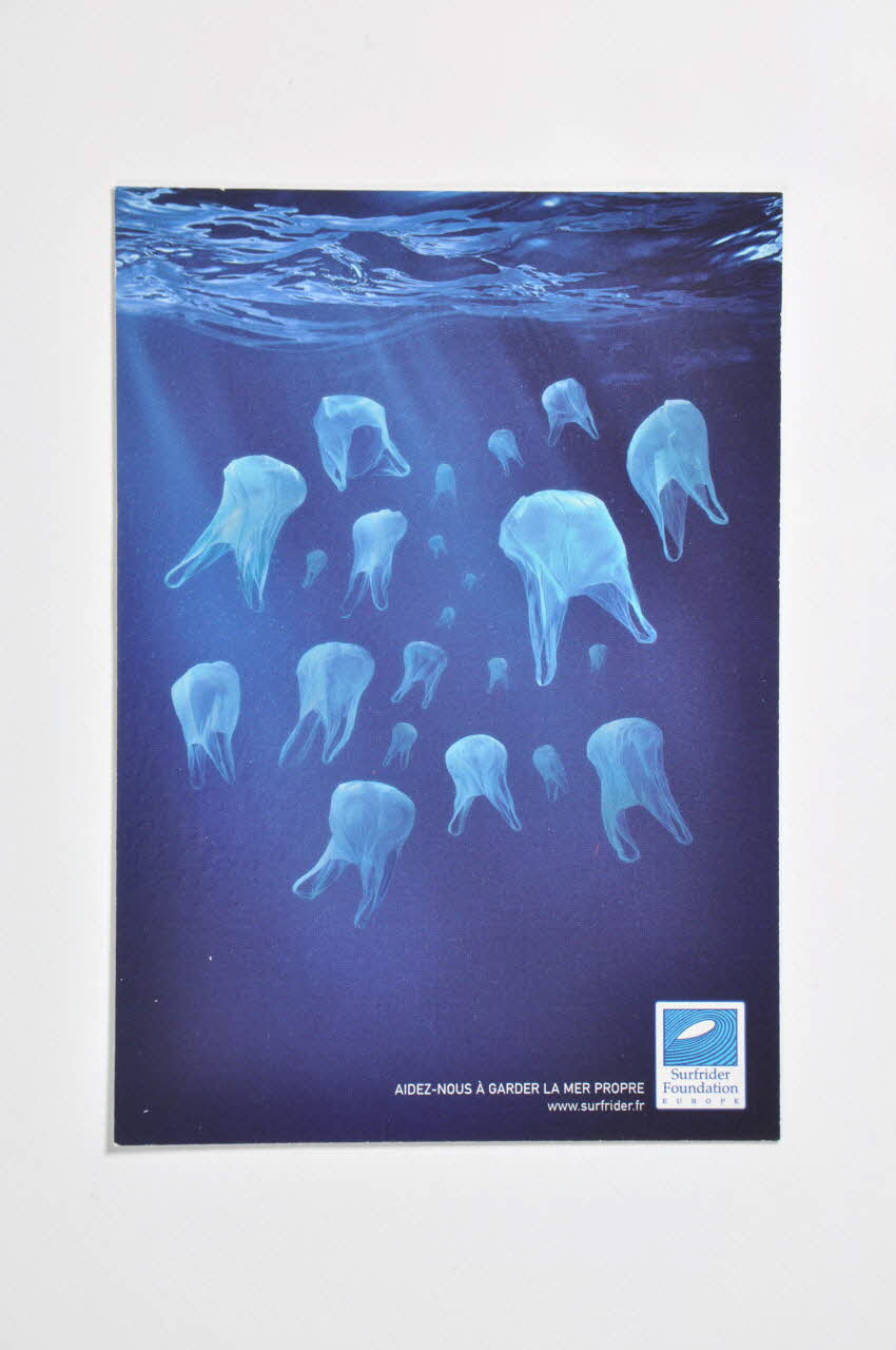 carte postale publicitaire Aidez-nous à garder la mer propre, Support de communication de la Surfrider Foundation Europe 2006.55.18.2 Photo Mucem