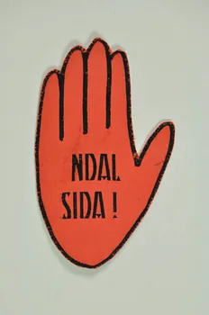 Aksion Plus autocollant "Ndal Sida !" (Stop Sida) Albanie 2006 2006.64.1 Photo Mucem
