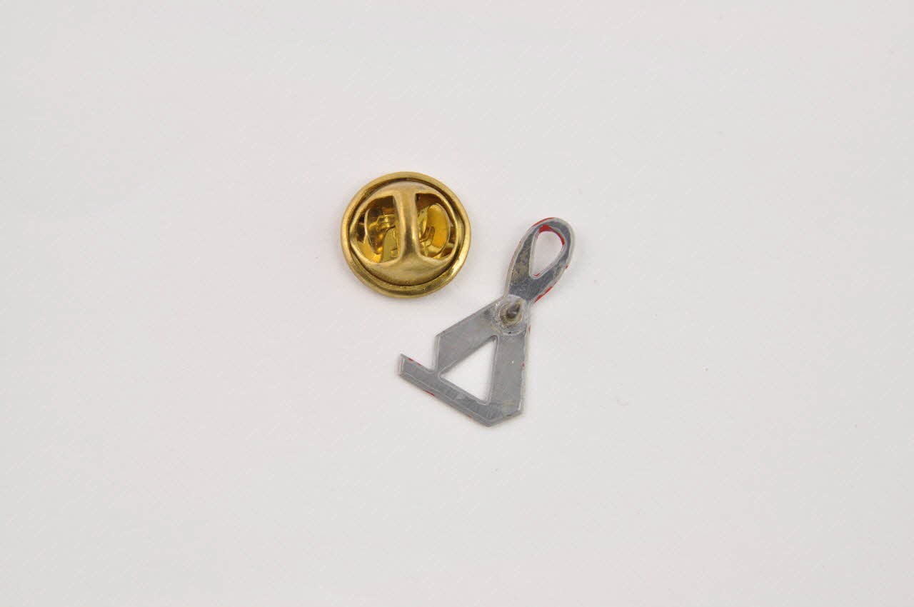 Bulgarian Aids Coalition pin's ruban rouge et drapeau de Bulgarie Bulgarie 2001 2006.65.7.1-2 Photo Mucem