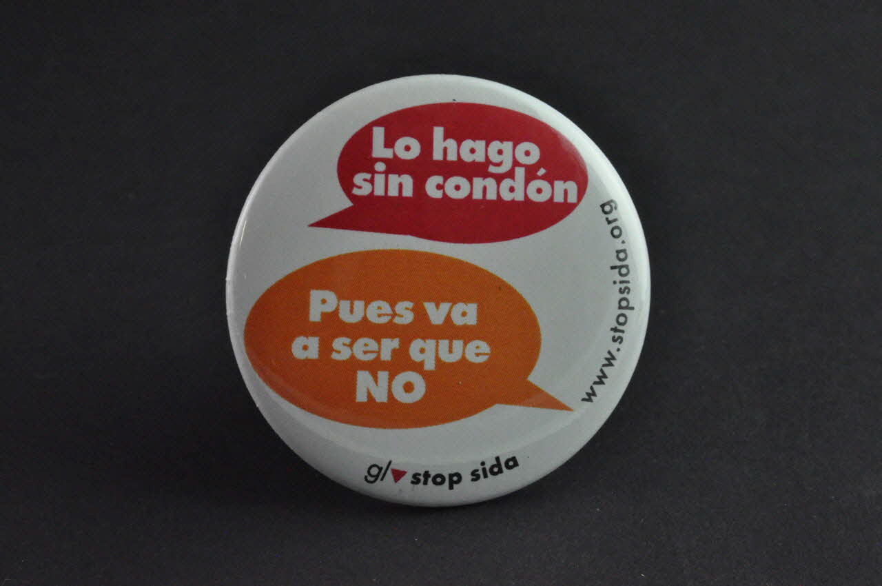 GL / Stop Sida badge "Lo hago sin condom / Pues va a ser que NO" (Je le fais sans préservatif  / Cela sera peut être NON" Espagne 2005 2006.67.17 Photo Mucem
