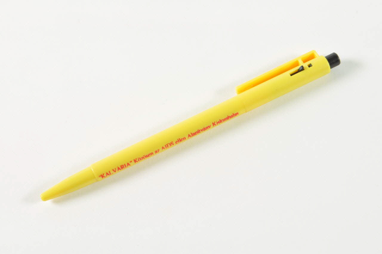 Kalvaria Aids Stylo bille Stylo bille jaune avec logo de l'association et ruban rouge Hongrie 2006 2006.71.10 Photo Mucem