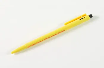 Kalvaria Aids Stylo bille Stylo bille jaune avec logo de l'association et ruban rouge Hongrie 2006 2006.71.10  Photo Mucem
