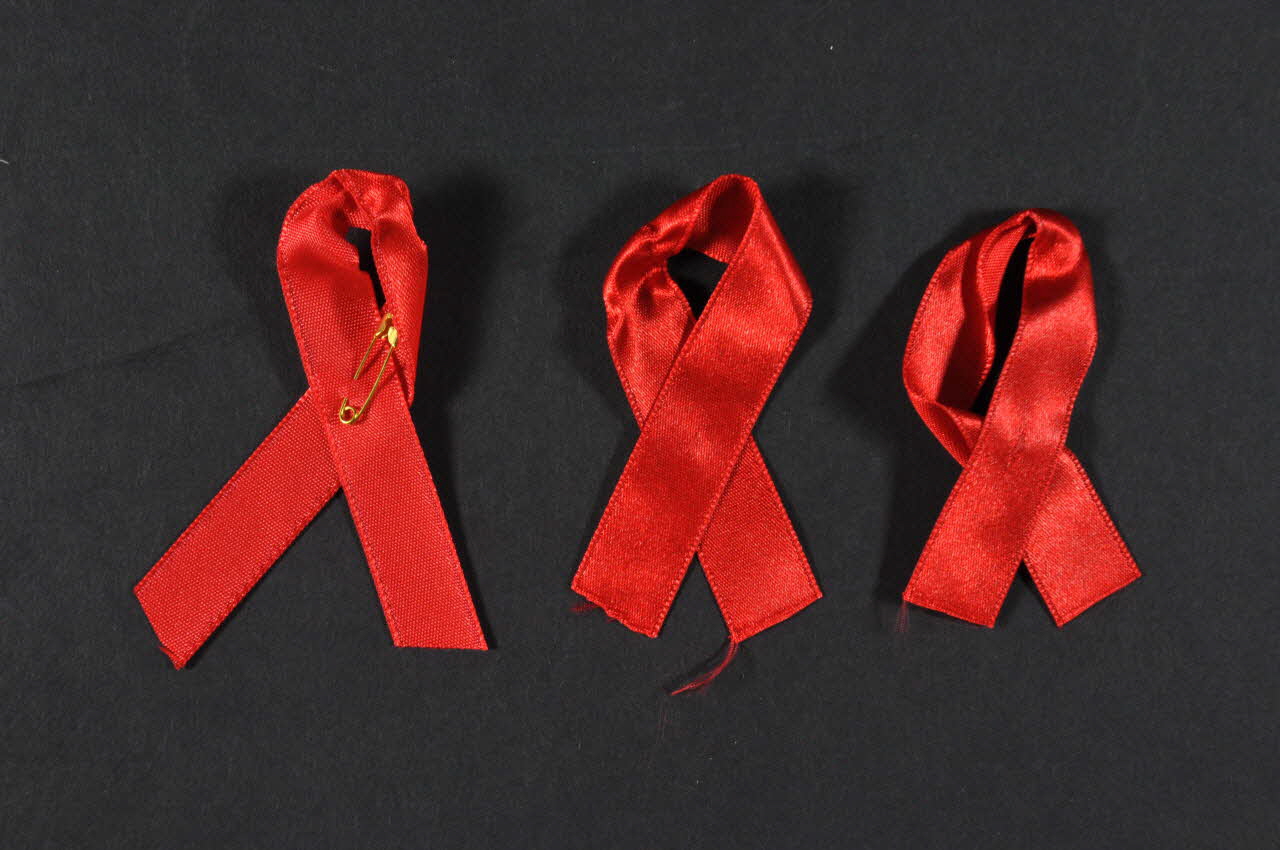 Kalvaria Aids RUBAN ROUGE Hongrie 2006 2006.71.12.1-3 Photo Mucem