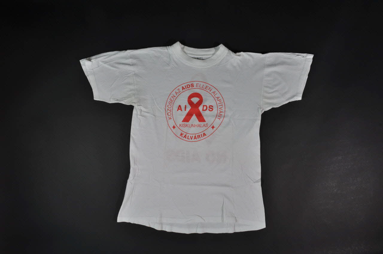 Kalvaria Aids Tee shirt "No AIDS" (blanc et ruban rouge rouge) Hongrie 2006 2006.71.2 Photo Mucem