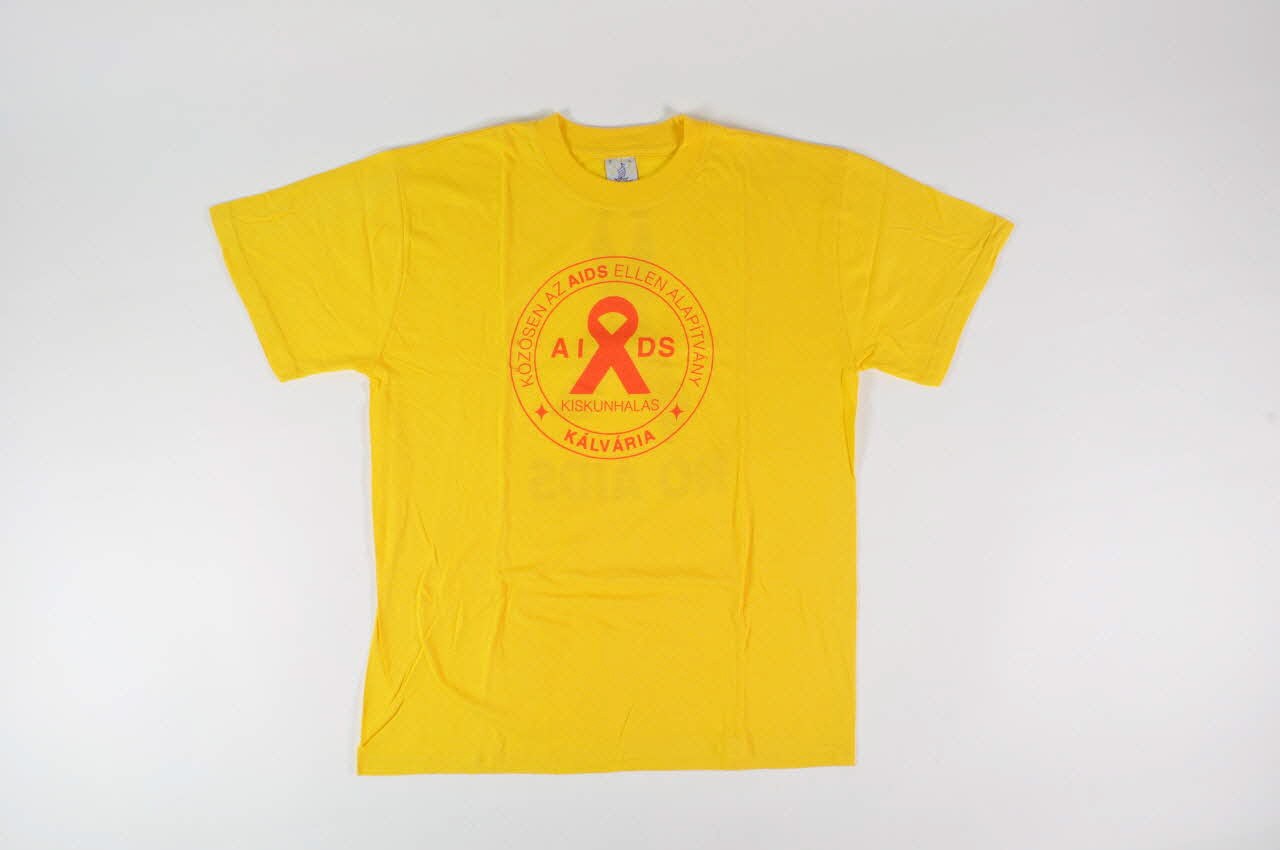 Kalvaria Aids Tee shirt "No AIDS" (jaune et ruban rouge rouge) Hongrie 2006 2006.71.3 Photo Mucem