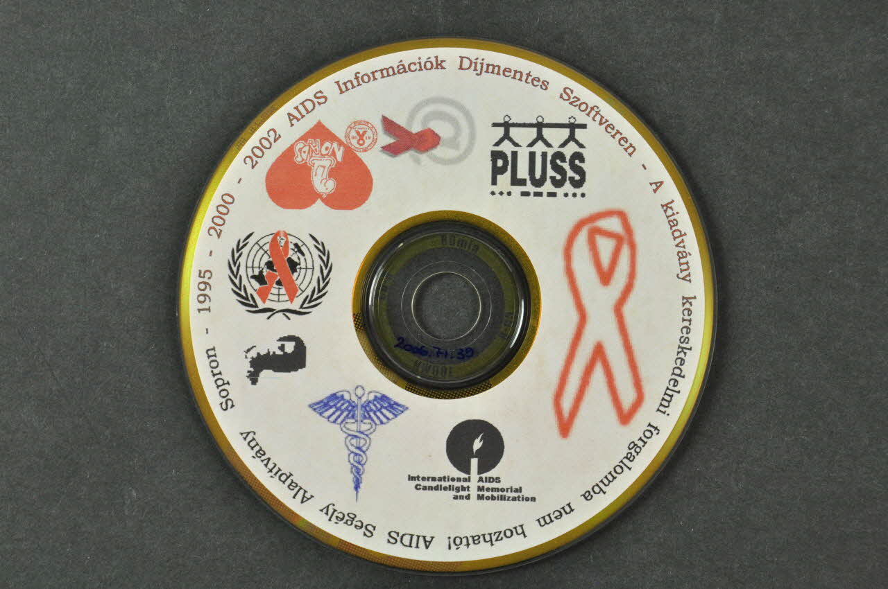 Aids Segély Alapitvany (Sopron) CD (compact disque) Informations et vidéos sur le sida Hongrie 2002 2006.71.39 Photo Mucem