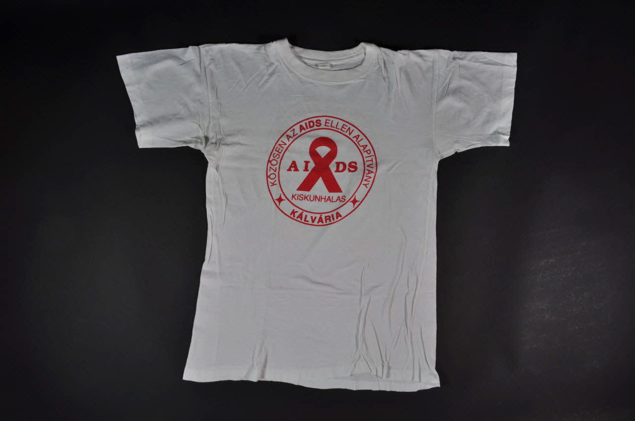 Kalvaria Aids Tee shirt logo de l'association Hongrie 2006 2006.71.4 Photo Mucem
