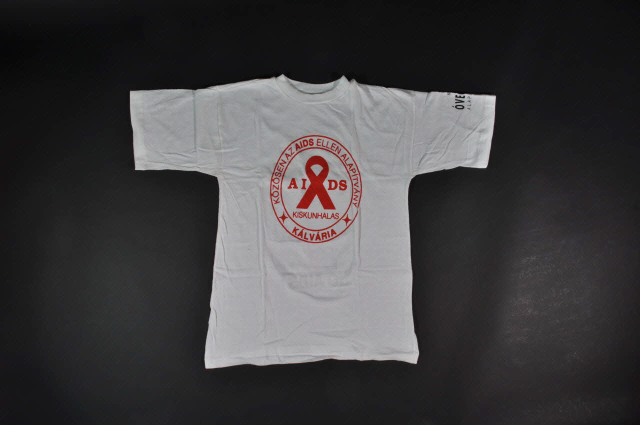 Kalvaria Aids tee-shirt Tee shirt No AIDS et jeunes enlacés Hongrie 2006 2006.71.5 Photo Mucem