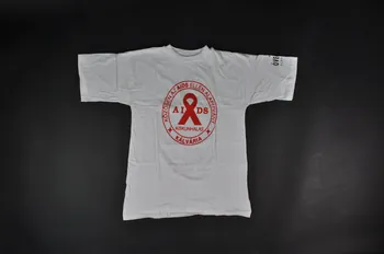 Kalvaria Aids tee-shirt Tee shirt No AIDS et jeunes enlacés Hongrie 2006 2006.71.5  Photo Mucem