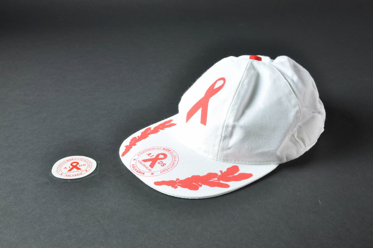 Kalvaria Aids casquette Casquette avec ruban rouge et logo de l'association Hongrie 2006 2006.71.6.1-2 Photo Mucem