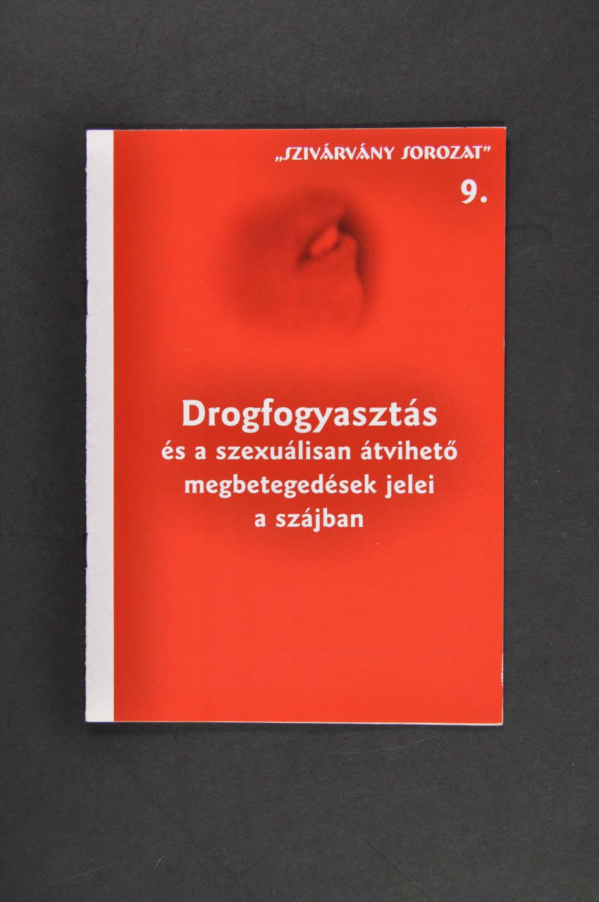 Revue Szivarvany Sorozat (Rainbow Publications), revue "Szivarvany Sorozat", n°9, 2003, "Drogfogyasztas ès a szexualisan atviheto megbetegedesek jelei a szajban" (traduire) Hongrie 2003 2006.72.14 Photo Mucem