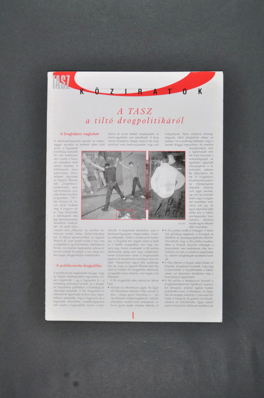 BROCHURE "A TASZ az artalomcsökkentö drogpolitikarol" (Le Hungarian Civil Liberties Union et le prohibitionnisme en matière de drogues) Hongrie 2002/4 2006.73.14.1-2 Photo Mucem