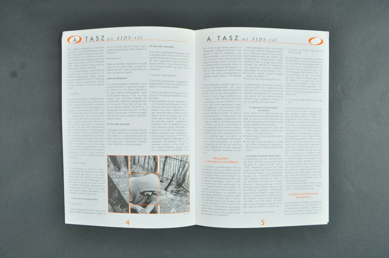TASZ / HCLU BROCHURE "A Tasz az AIDS -röl" (Le "Hungarian Civil Liberties Union et le sida) Hongrie 2003/11 2006.73.3.1-2 Photo Mucem