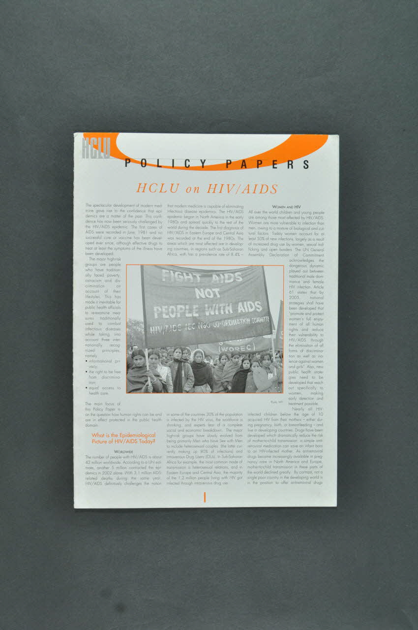 TASZ / HCLU BROCHURE "HCLU on HIV/AIDS" (Le "Hungarian Civil Liberties Union et le sida) Hongrie 2003/11 2006.73.4.1-2 Photo Mucem