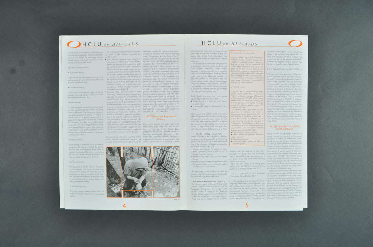 TASZ / HCLU BROCHURE "HCLU on HIV/AIDS" (Le "Hungarian Civil Liberties Union et le sida) Hongrie 2003/11 2006.73.4.1-2 Photo Mucem