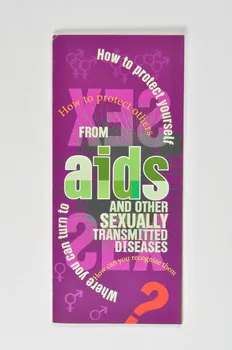 Affiche-dépliant "Comment on peut se protéger. / Comment on peut protéger les autres / Contre le sida et les autres maladies transmises par l'acte sexuel / Comment on peut les reconnaître / Où peut-on s'adresser ?" (en anglais) 2006.74.15  Photo Mucem