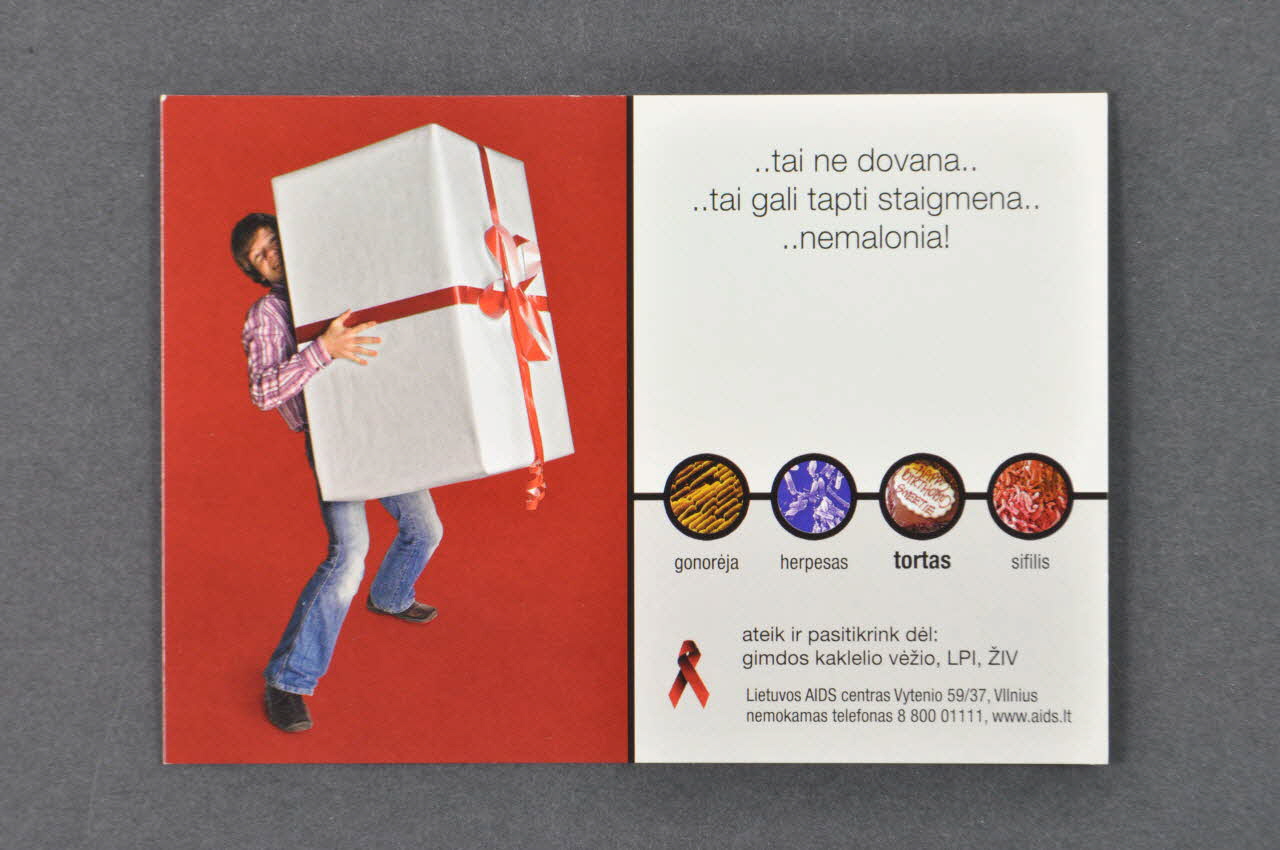 Lithuanian Aids Center carte postale "Tai ne dovana...Tai gali tapti staigmena... Nemalonia ! " (Ce n'est pas un cadeau... il semble que ce soit une surprise... très désagréable) Lituanie 2006 2006.76.3 Photo Mucem