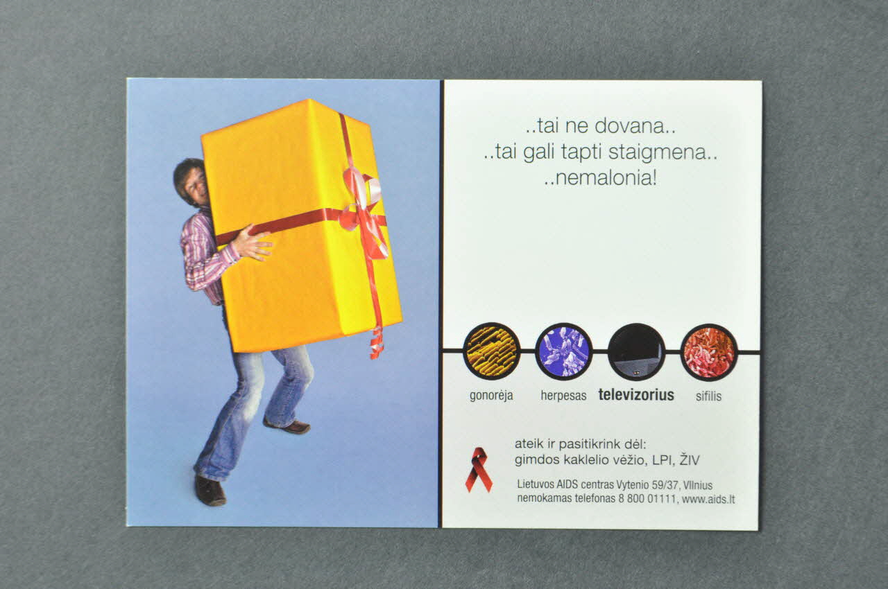 Lithuanian Aids Center carte postale "Tai ne dovana...Tai gali tapti staigmena... Nemalonia ! " (Ce n'est pas un cadeau... il semble que ce soit une surprise... très désagréable) Lituanie 2006 2006.76.6 Photo Mucem