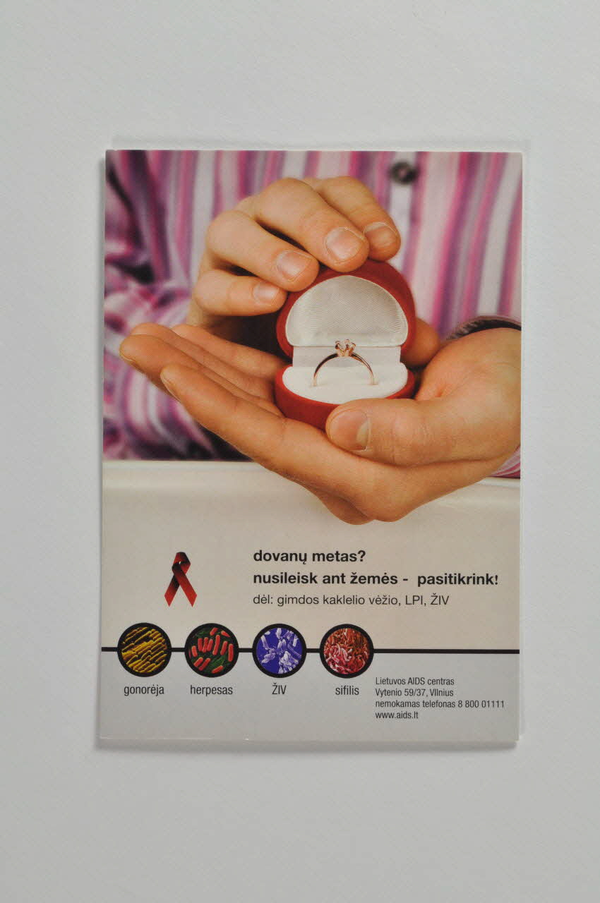 Lithuanian Aids Center carte postale "Dovanu metas ? Nusileisk ant zemes - pasitikrink !" (C'est le temps des présents ? Redescends sur terre et fais le test !) Lituanie 2006 2006.76.7 Photo Mucem