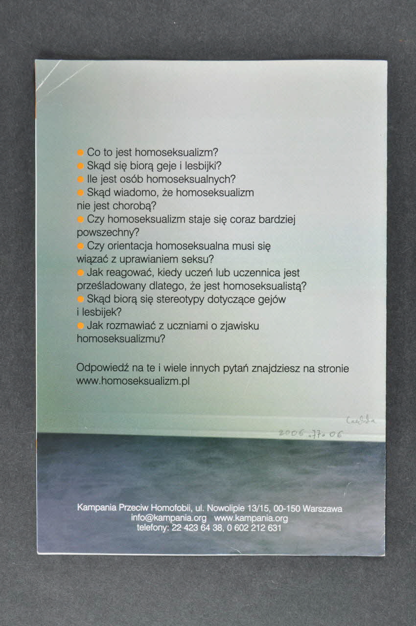Dépliant "Komu moge o tym powiedziec?" (Campagne contre l'homophobie) 2006.77.6  Photo Mucem