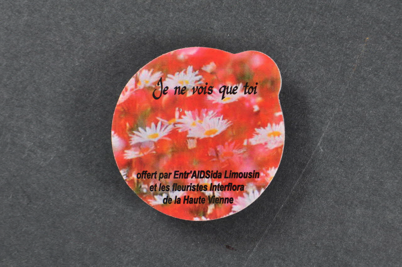 Entr'aidsida Limousin Et Les Fleuristes Interflora Préservatif "Je ne vois que toi 1" (marguerite) France 2006 2006.81.17 Photo Mucem