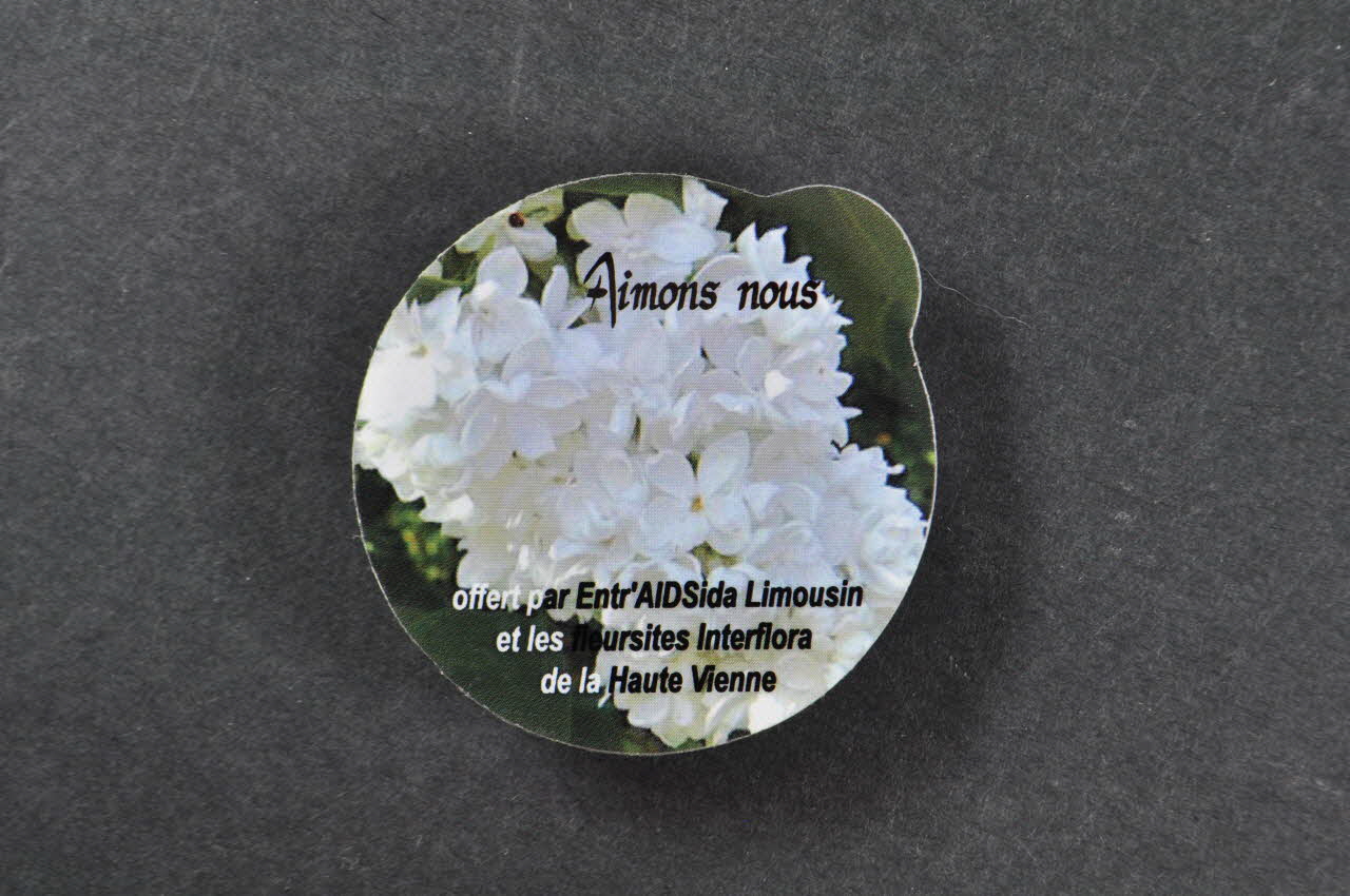 Entr'aidsida Limousin Et Les Fleuristes Interflora Préservatif "Aimons nous" (Lilas blanc) France 2006 2006.81.21 Photo Mucem