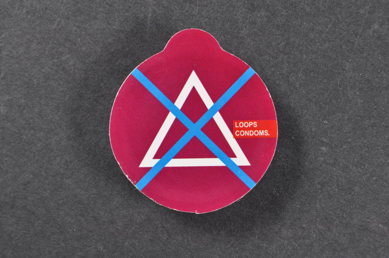 Loops Préservatif triangle blanc barré d'un X bleu France 2006 2006.81.23 Photo Mucem