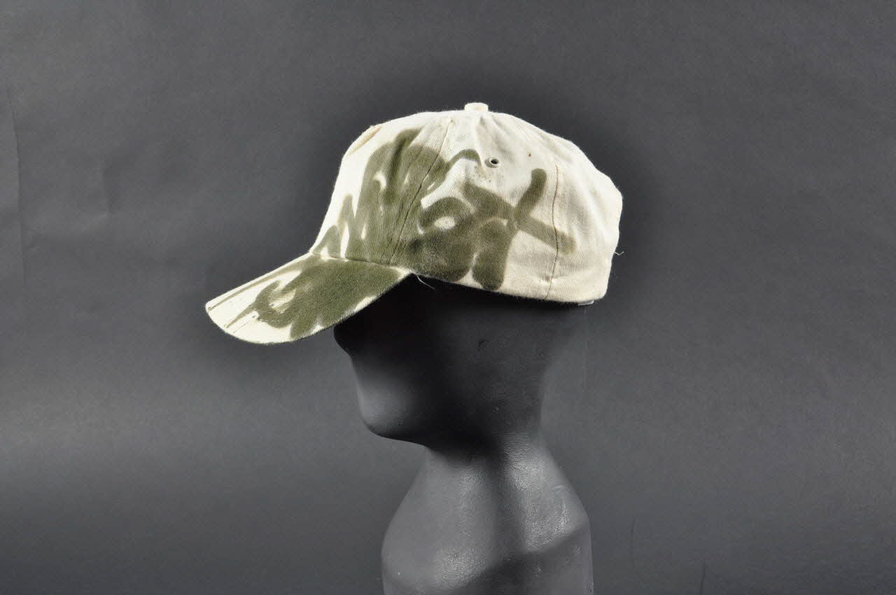 Corem ; Brusk ; Carhartt casquette Costume de femme de défilé pour la Biennale de Lyon Rhône-Alpes, France 2006 2006.96.1.1 Photo Mucem
