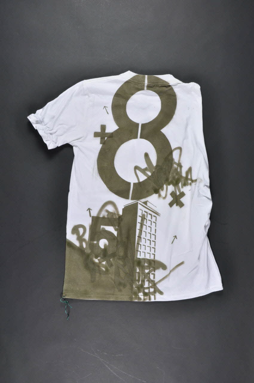 Corem ; Brusk ; Carhartt tee-shirt Costume de femme de défilé pour la Biennale de Lyon Rhône-Alpes, France 2006 2006.96.1.2 Photo Mucem