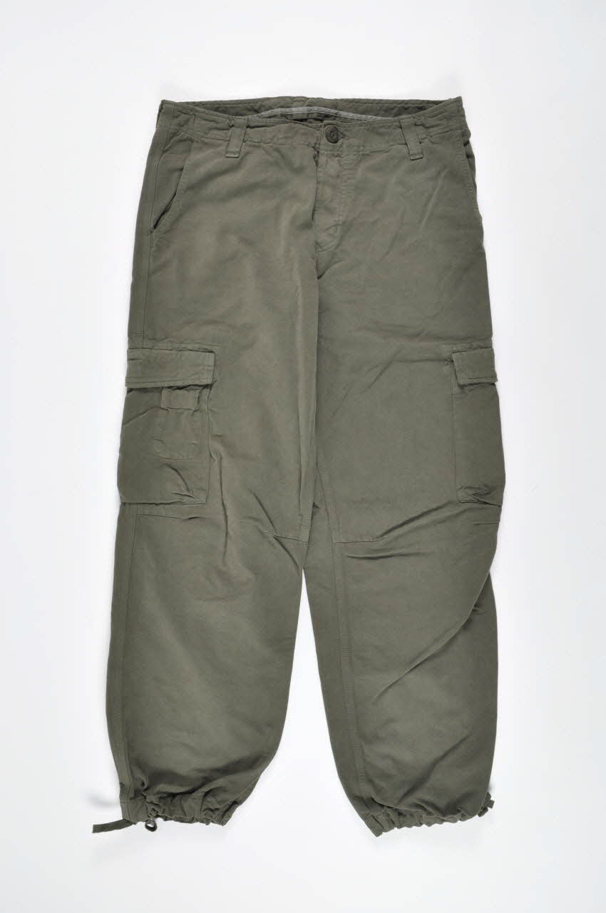 Corem ; Brusk ; Carhartt pantalon Costume de femme de défilé pour la Biennale de Lyon Rhône-Alpes, France 2006 2006.96.1.3 Photo Mucem