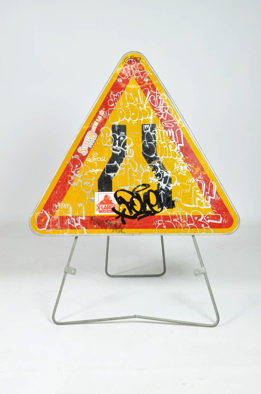 Dj Pone panneau Panneau de signalisation de retrécissement de chaussée graffé Île-de-France, France 2000 2006.97.2 Photo Mucem