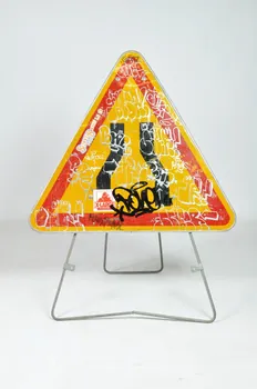 Dj Pone panneau Panneau de signalisation de retrécissement de chaussée graffé Île-de-France, France 2000 2006.97.2 Photo Mucem