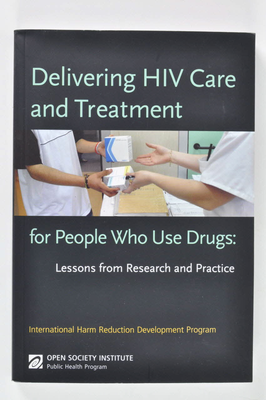 Open Society Institute livre "Delivering HIV Care and Treatment for People Who Use Drugs : Lessons from research and practice" (Fournir des soins et des traitements contre le VIH aux usagers de drogues. Leçons tirées de la recherche et de la pratique) International 2006 2008.32.153 Photo Mucem