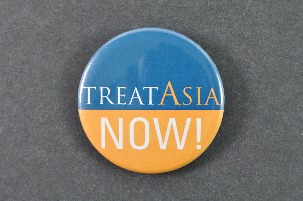 Xvi ème Conférence Internationale Sur Le Sida badge " Treat Asia now!" (Des traitements pour l'Asie. Maintenant !) International 2006/7 2008.32.26 Photo Mucem