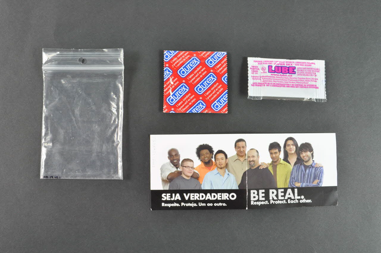 Ontario's Gay Men Hiv Prevention Strategy Working Enveloppe de préservatif "Seja verdadeiro. Respeite. Proteja. Um ao outro" (Soyez réel. Respectez. Protégez. Les uns, les autres) (bilingue portugais anglais) International 2006/7 2008.32.45.1-4 Photo Mucem