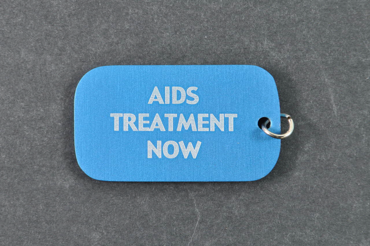 Aids Healthcare Foundation pendeloque "Aides Treatment Now" (Des traitements contre le sida maintenant) International 2006/7 2008.32.47 Photo Mucem