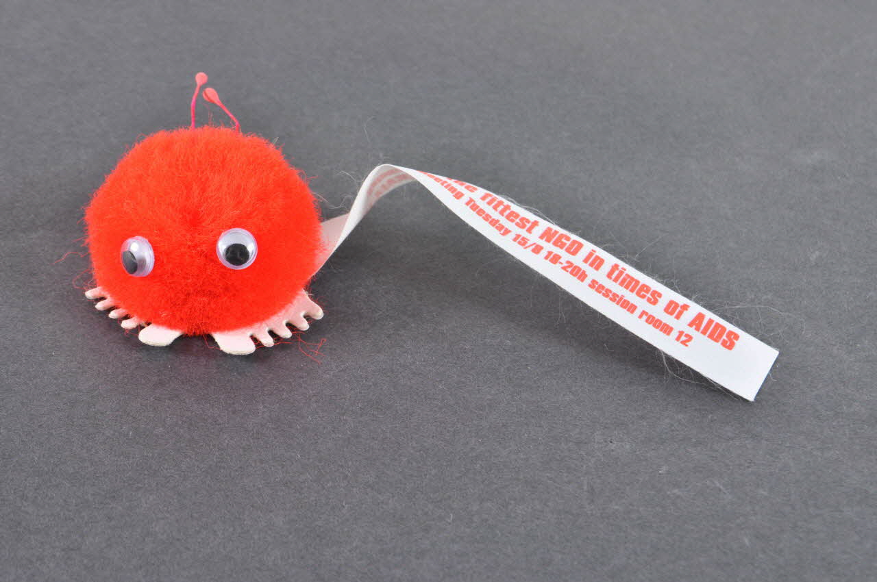 Xvi ème Conférence Internationale Sur Le Sida peluche "Survival of the fittest NGO in times of AIDS" International 2006/7 2008.32.9 Photo Mucem