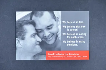 Catholics For A Free Choice carte postale "We believe in God... We believe in using condoms" (deux hommes) (Nous croyons en Dieu... Nous croyons en l'usage des préservatifs) International 2006 2008.32.137 Photo Mucem