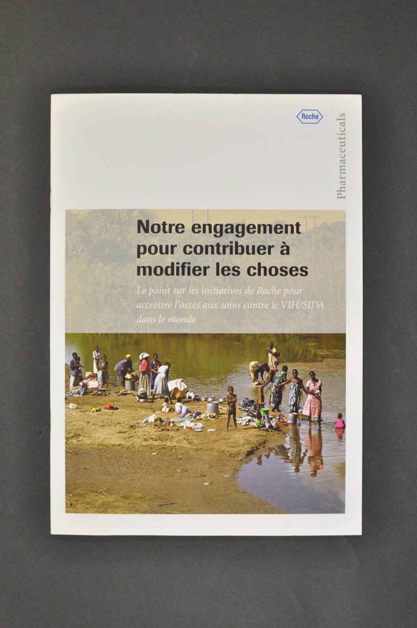 Laboratoire Roche BROCHURE "Notre engagement pour contribuer à modifier les choses. Le point sur les initiatives de Roche pour accroître l'accès aux soins contre le VIH/Sida dans le monde" International 2005 2008.32.146 Photo Mucem