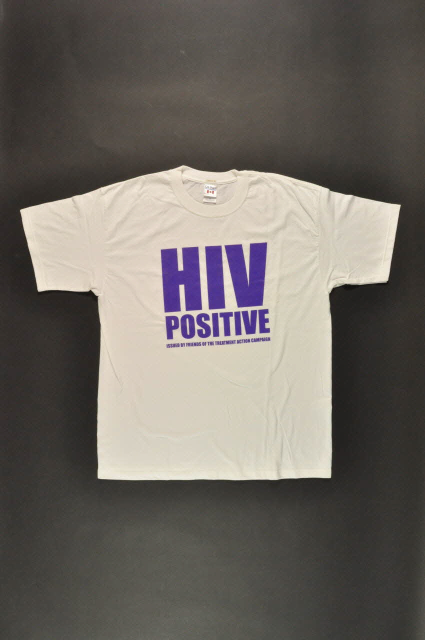 Treatment Action Campaign,  Afrique Du Sud T shirt "HIV Positive" / "Forward to Universal treatment, prevention, care and support. Stand up for our lives !" (Séropositif / En avant pour l'accès de tous au traitement, à la prévention, aux soins et à l'assistance. Debout pour nos vies !") International 2006/7 2008.32.58 Photo Mucem