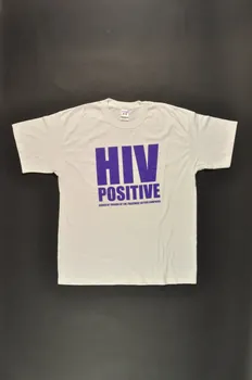 Treatment Action Campaign,  Afrique Du Sud T shirt "HIV Positive" / "Forward to Universal treatment, prevention, care and support. Stand up for our lives !" (Séropositif / En avant pour l'accès de tous au traitement, à la prévention, aux soins et à l'assistance. Debout pour nos vies !") International 2006/7 2008.32.58  Photo Mucem