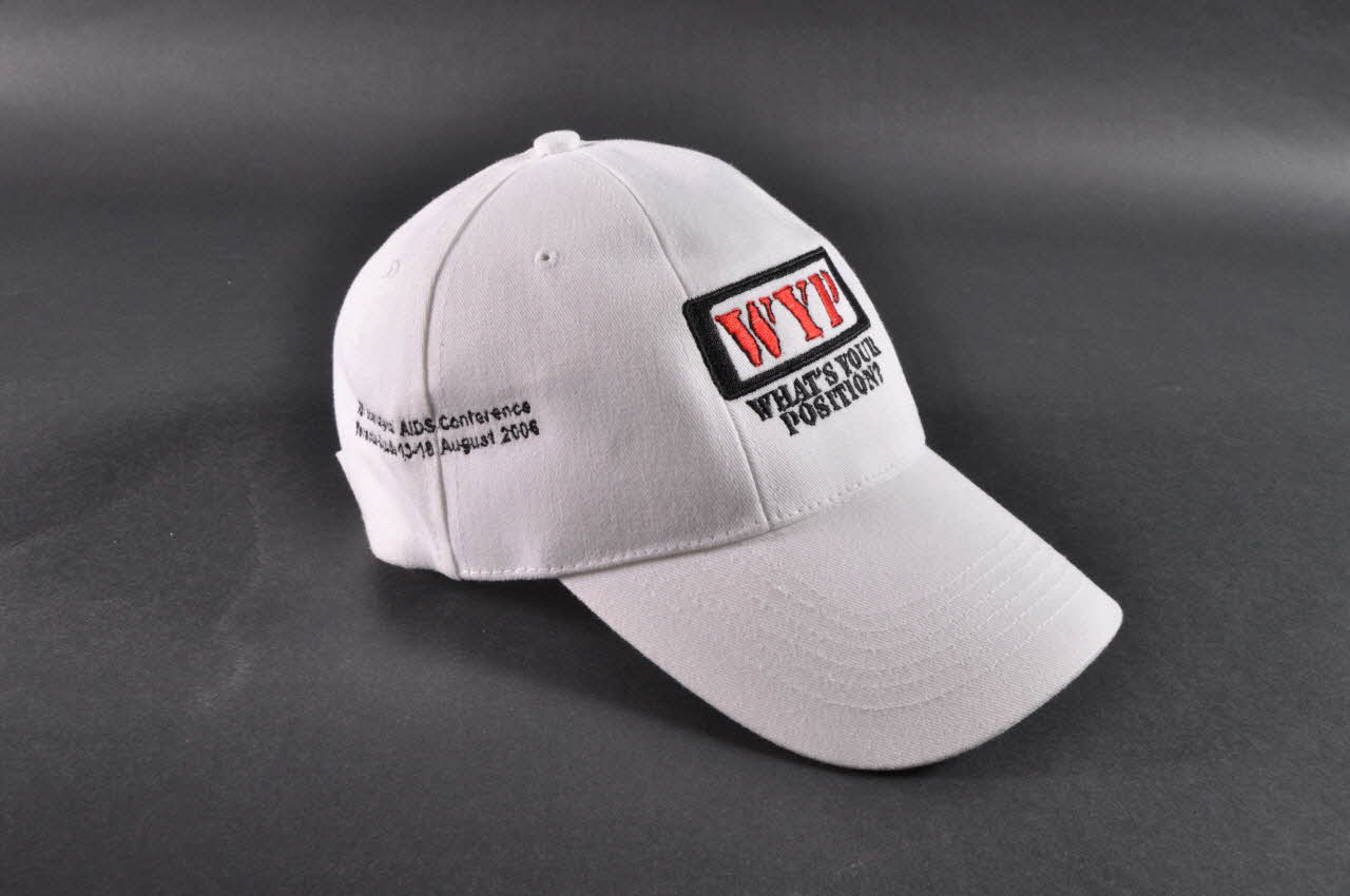 National Aids Coordinating Committee casquette "WYP : What's your position ?"  (Quelle est votre position ? ) International 2006/7 2008.32.61 Photo Mucem