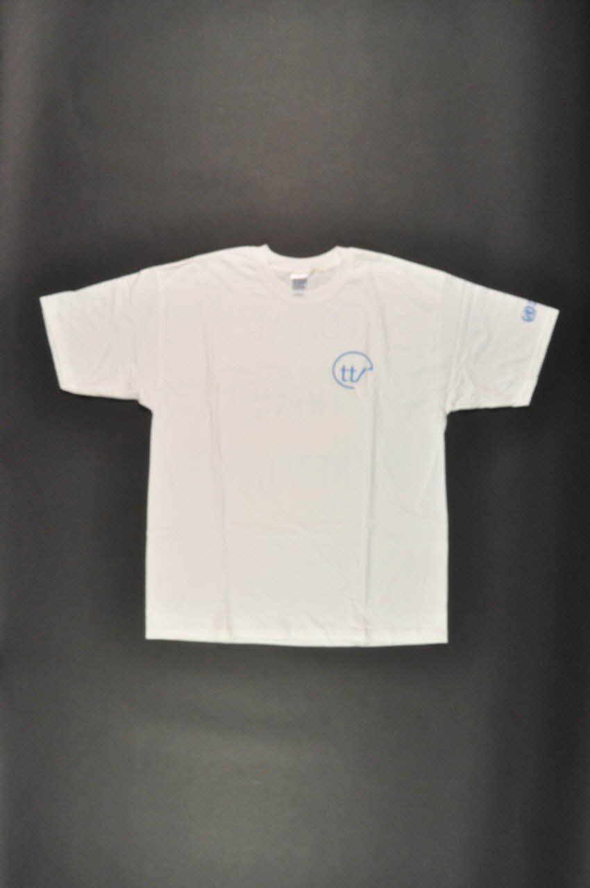 Oms tee-shirt "Treat,  Train, Retain" (Traiter, Former, Retenir) Afrique 2006 2008.37.1 Photo Mucem