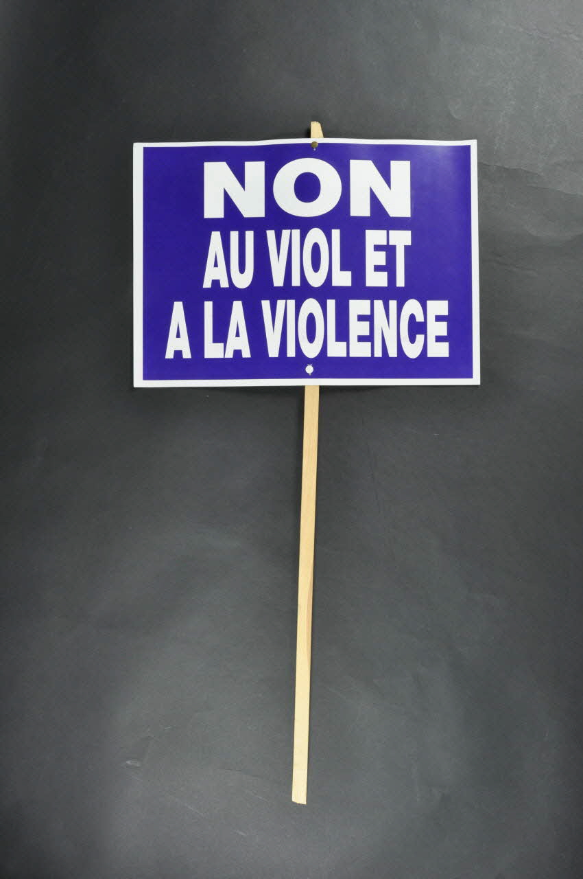 Comité Interassociatif Journée De La Femme pancarte "Non au viol et à la violence" Île-de-France, France 2008/3/8 2008.40.1 Photo Mucem