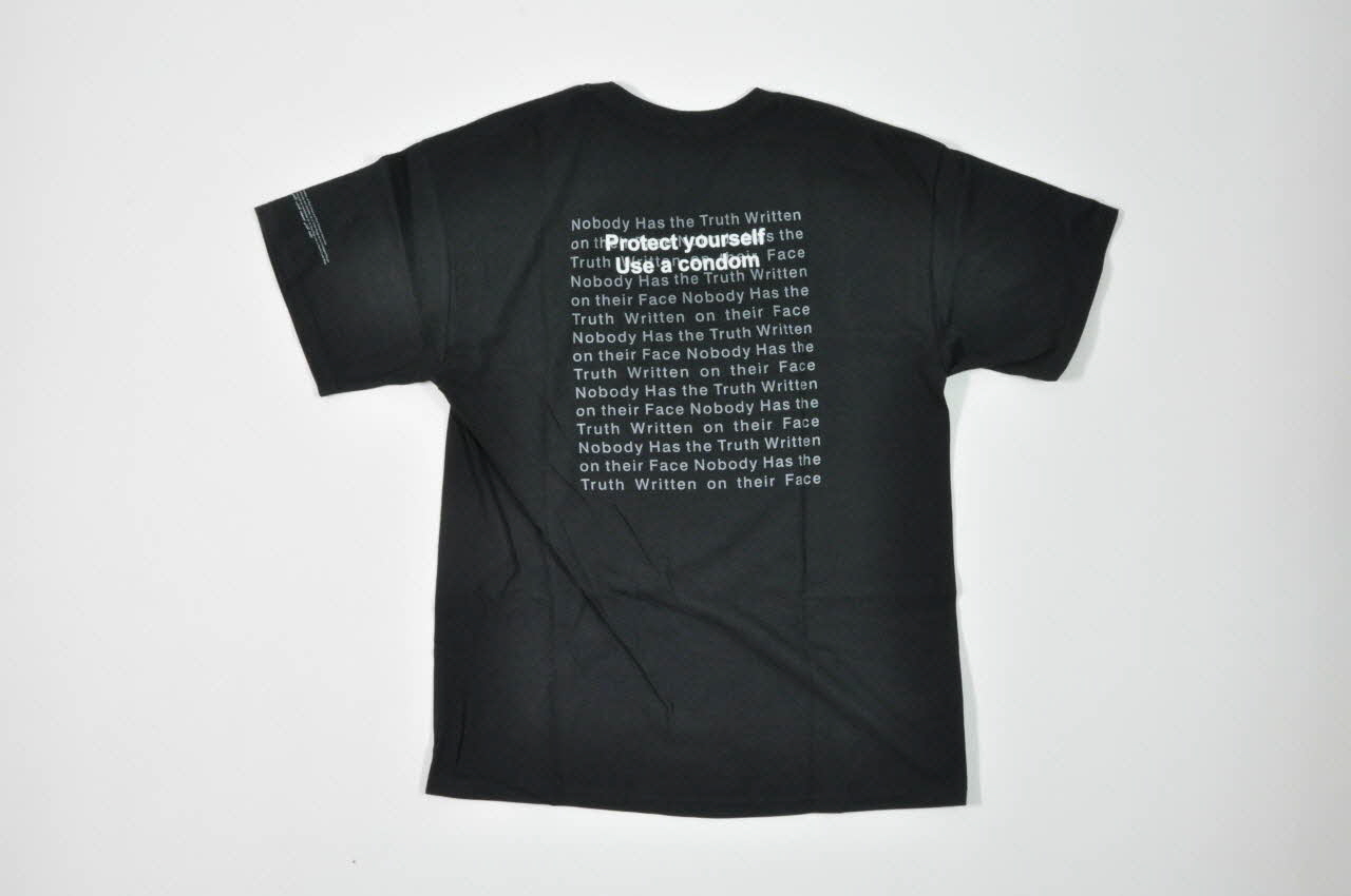Fédération Internationale De La Croix Rouge Et Du tee-shirt "Nobody has the truth written on their face" (Personne n'a la vérité inscrite sur son visage) / "Protect yourself. Use a condom" (Protégez-vous. Utilisez un préservatif) Lorraine, France 2006 2008.51.3 Photo Mucem